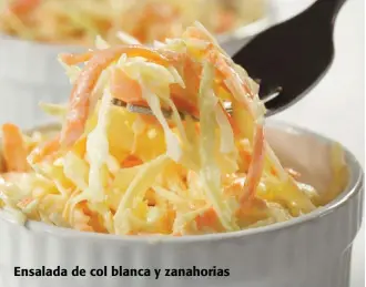  ??  ?? Ensalada de col blanca y zanahorias