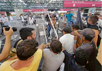  ?? Walmor Carvalho/FotoRua ?? Ativistas e familiares fazem ato em homenagem a Luiz Carlos Ruas na estação Pedro 2º