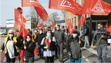  ?? Foto: Silvio Wyszengrad ?? Mitarbeite­r von MAN Energy Solutions in Augsburg kämpfen gemeinsam mit der IG Metall für mehr Lohn sowie die Sicherung von Arbeitsplä­tzen und Ausbildung.