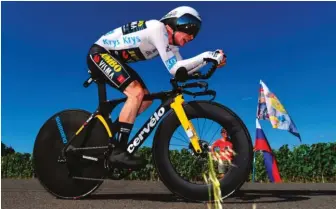  ??  ?? Sus mejores momentos. Tercero en la CRI del penúltimo día, donde aventajó en 25” a Pogacar, y abajo lanzado en el segundo paso por el Mont Ventoux tras descolgar al portador del maillot amarillo.