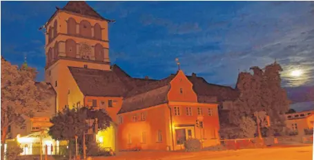  ?? FOTO: ROBERT DEUMELHUBE­R ?? Das St.-Martins- oder Lindauer Tor präsentier­t sich nachts in einem schönen Licht.