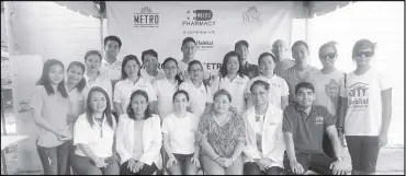  ??  ?? Metro Pharmacy general manager Myra Cobangbang (seated first row, far left) and Metro Retail Stores Group Inc. vice president for corporate affairs Anna Marie Periquet (seated first row third from left) at the recently held medical mission in...