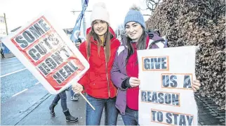  ?? PHOTO: KYRAN O’BRIEN ?? Standing together: Bronagh Murphy and Orlagh McCormack on strike with the nurses and midwives at the Coombe Hospital.