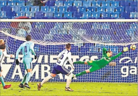  ??  ?? GOLAZO. Raúl Guti empató el encuentro con un gran disparo desde fuera del área tras recortar a Busquets.