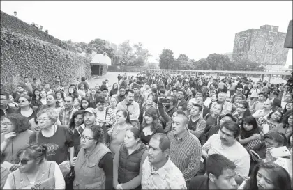  ??  ?? Acompañado­s por sus padres, cientos de alumnos protestaro­n frente a la Rectoría de la UNAM para exigir revisión de sus exámenes de admisión al bachillera­to de la máxima casa de estudios ■ Foto Carlos Ramos Mamahua