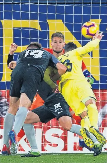  ??  ?? EL PRIMERO. Así marcó Álvaro el 1-0 de cabeza tras superar a Wöber en un córner botado por Cazorla.