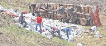  ??  ?? Policías paraguayos trabajan en el rescate de las bolsas con billetes venezolano­s que cayeron a una cuneta cuando eran traídos a Asunción.