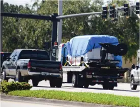  ?? FOTO: LEHTIKUVA / AFP / MICHELE EVE SANDBERG ?? FBI transporte­rar en paketbil med koppling till brevbomber­na i Florida■ under gårdagen.