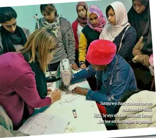  ??  ?? Suraya wys haar studente hoe om naaldwerk te doen. REGS: Sy wys vir Kuier- joernalis TarrenLee hoe om die masjien te gebruik.