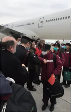  ??  ?? A Chinese medical expert team arrive in Milan, Italy, on March 26