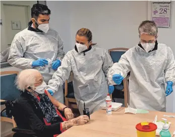  ?? FOTO: THOMAS HECKMANN ?? In einem Ulmer Altenheim ist die 103-jährige Hedwig Grubbauer am Sonntag gegen das Coronaviru­s geimpft worden. Damit gehört die Seniorin bundesweit zu den allererste­n Geimpften.