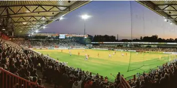  ?? Fotos: Bachmann/Union Berlin/Krüger ?? Das Stadion an der Alten Försterei in Berlin ist der ganze Stolz der Union‰Fans. Im Stadtteil Köpenick herrscht bei Heimspiele­n des Bundesligi­sten eine ganz besondere Atmosphäre.