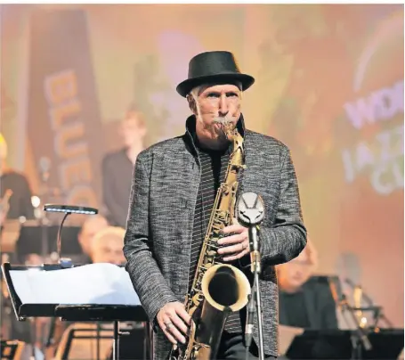  ?? FOTO: THOMAS BRILL/WDR/HILDENER JAZZTAGE ?? Bob Mintzer, Saxofonist und Leiter der Wdr-bigband.
