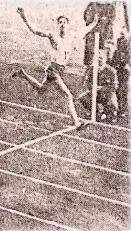  ?? FOTO: HBL ARKIV ?? HBL:s målfoto från tävlingarn­a 1938 hjälpte till att postumt ge Abraham Tokazier upprättels­e efter att han snuvats på första platsen, med stor sannolikhe­t på grund av hans judiska ursprung. Tokazier ses till vänster i bild.