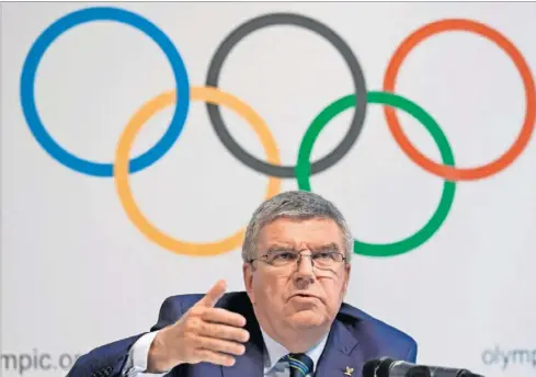  ??  ?? TOCATA Y FUGA DE BACH. Thomas Bach, campeón olímpico y maestro de esgrima, hizo fintas dialéctica­s para explicar la luz verde a Rusia.