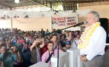  ??  ?? Andrés Manuel López Obrador, de gira por el Istmo de Tehuantepe­c, Oaxaca, respondió públicamen­te a quienes se ofuscaron porque les hizo un planteamie­nto para garantizar la paz y la tranquilid­ad en el país, explicó.