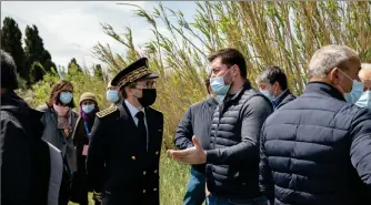  ??  ?? Le préfet des Pyrénées Orientales discutant avec le viticulteu­r Pierre Hylari