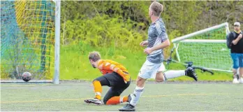  ?? FOTO: EIBNER ?? Sechs Mal musste TSG-Torwart Patrick Vonnier (orange) gegen Heimenkirc­h (grau) den Ball aus dem Netz holen.