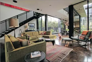  ?? RICARDO DEARATANHA/ LOS ANGELES TIMES ?? The living room at the Marmol Radziner- designed home in Venice, Calif., home features polished concrete floors.