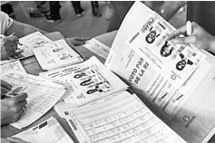  ?? — AFP photo ?? Photocopie­s of ballots for one of the two main political blocs holding primary elections at the same time of the parliament­ary elections in Colombia, are available at a polling station after the originals ran out, in Medellin, Antioquia Department,...