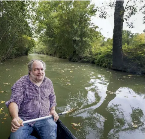  ??  ?? L’auteur dans le Marais poitevin, son « support de rêverie ».