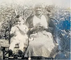  ?? ?? Pasado presente. En la primera foto, Paula, la tatarabuel­a de Cabo Verde que fue esclava, junto a Juan, tío de la autora, cerca del año 1948. La imagen de abajo muestra (de izquierda a derecha, sentadas) la tía Clotilde, la bisabuela María, la bisabuela Conce y, de pie, a la madre de Rocío con ella en brazos.