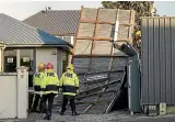  ?? AIMAN AMERUL MUNER/STUFF ?? Firefighte­rs work on roof debris on Sarah St, Timaru, that flew away due to strong winds yesterday.