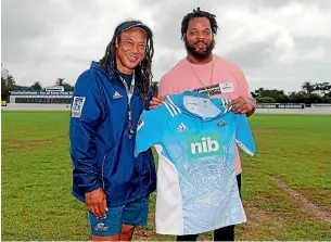  ?? WILLIAM BOOTH/PHOTOSPORT ?? NFL star Michael Bennett checks out his new Blues jersey with coach Tana Umaga.