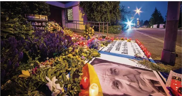  ?? FOTO: SCHMIDT/DPA ?? Mit Kerzen, Blumen und Banner, niedergele­gt vor dem Haus des verstorben­en Helmut Kohl in Ludwigshaf­en-Oggersheim, zollen die Menschen dem Altkanzler ihren Respekt.