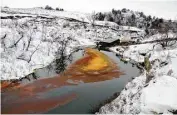  ?? Scott Stockdill / AP ?? Esta foto de diciembre muestra una mancha de crudo en el oleoducto Belle Fourche, en Dakota del Norte.