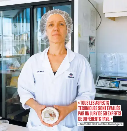  ?? PHOTO COLLABORAT­ION SPÉCIALE, CARL VAILLANCOU­RT ?? La maître-fromagère Nathalie Beil tient dans ses mains son camembert L’Extra dans son atelier de Saint-Hyacinthe, hier.