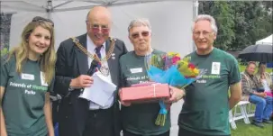  ??  ?? Parks officer Anna Bell, Lord Mayor Cllr George Metcalfe, award winner Dawn Horne and volunteer Cllr Terry Westgate