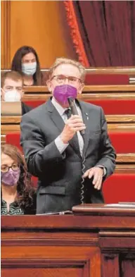  ??  ?? Giró (izq.), ayer, en el Parlament, cuando vencía el plazo de las fianzas