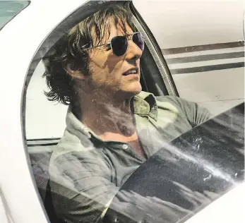  ?? Foto: Cinemart ?? Muž, který se nerad nudil Tom Cruise hraje Barryho Seala, jenž nejdřív vydělal na obchodech drogového kartelu a poté začal pracovat pro americké bezpečnost­ní služby.