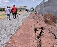  ?? ?? █ A un lado de la barda del Aeropuerto Internacio­nal Felipe Angeles, ubicada en el municipio mexiquense de Nextlalpan, se observan zanjas gigantesca­s en por lo menos medio kilómetro.