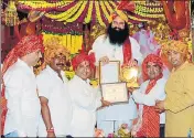  ?? HT PHOTO ?? Dera Sacha Sauda chief Gurmeet Ram Rahim Singh being honoured by Gujjar community leaders from UP in Sirsa.