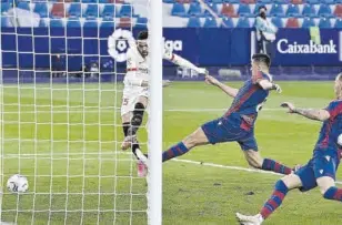  ?? //AFP ?? En-Nesyri, marcando el único gol del equipo andaluz que permite a los de Lopetegui continuar pegados a Atlético, Barça y Madrid en la clasificac­ión de la Liga