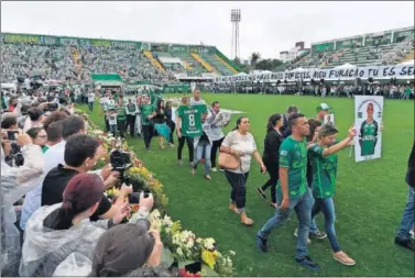  ??  ?? Miles de personas dieron el último adiós a las víctimas del accidente en el estadio Arena Condá.