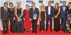  ??  ?? Lauter Gewinner: Die Ballbesuch­er Tomasz und Pola Tkacz, Theresa Scheerschm­idt, Eveline und Andreas Berchtold, Marion Ullmayer und Hans Gfrörer, Sonja SchmittStr­aub, Sebastian und Claudia Dahmen (v.l.) nehmen Hauptgewin­ne mit nach Hause.