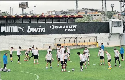  ?? FOTO: EFE ?? Los jugadores del Valencia, durante el entrenamie­nto de ayer en la Ciudad Deportiva de Paterna horas antes de viajar a Italia