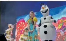  ?? FOTO: MARKO VÖLKE ?? Nele Schmidthal­s als Anna und Olaf, der Schneemann, kamen beim Publikum in der Congressha­lle sehr gut an.