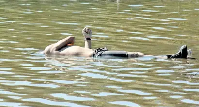  ??  ?? El cuerpo del hombre hallado en la Presa “La Golondrina”, presentaba varias puñaladas en el tórax.