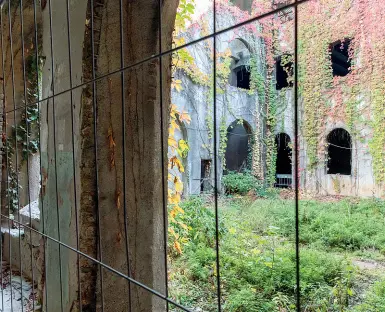  ??  ?? Una delle corti interne dell’ex convento di Sant’Orsola dove stanno per partire i lavori di restauro