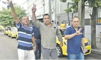  ??  ?? Los taxistas Dionisio Ramírez Torres (izq) y Juan Chamorro (c) denunciaro­n irregulari­dades en la parada 41 de Bruselas y San Martín, por lo que fueron sacados del sitio en represalia, indicaron.