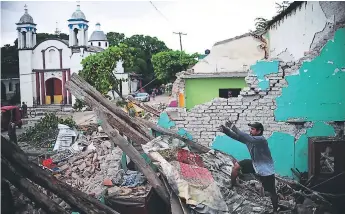  ?? Afp ?? TRABAJO. Un hombre realiza labores de limpieza en el centro de Juchitán, municipio de Oaxaca, el más afectado por el terremoto de 8.2 que se sintió el jueves pasado.