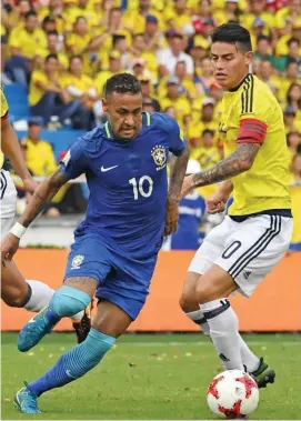  ?? FOTO AFP ?? Neymar y James Rodríguez se cruzaron varias veces en la cancha. Hubo gestos de buena amistad entre ambos.