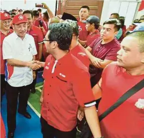  ?? (FOTO RAFIQAH DAHALI/BH) ?? Hajiji disambut meriah pada program Jelajah Pimpinan BERSATU Sabah ke bahagian Kimanis, Membakut, semalam.