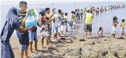  ??  ?? Cemex HERO volunteers and locals form a human chain to transport relief goods to the island of Inabanga, Bohol.