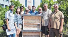  ?? FOTO: BRIGITTE WALTERS ?? Die ersten Winzer holen bereits die neuen Insektenho­tels beim Winzervere­in ab, mit dabei Biologe Gerd Odenwälder, Bodensee-Weinprinze­ssin Stephanie Megerle, Andrea Knoblauch, Elisabeth Lein, Albert Staneker, Hubert Gutemann, Richard Ganser, Karl Megerle, Vorsitzend­er Winzervere­in und Wilfried Hund (von links).