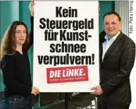  ??  ?? Stadträtin Kerstin Wagner und Fraktionsv­orsitzende­r Andrè Schollbach präsentier­ten gestern das Plakat gegen den Skiweltcup.